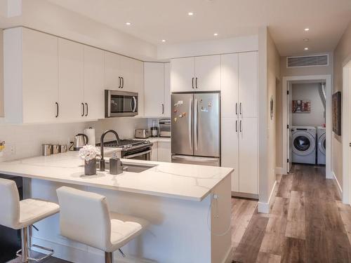 304-110 Ellis Street, Penticton, BC - Indoor Photo Showing Kitchen With Upgraded Kitchen