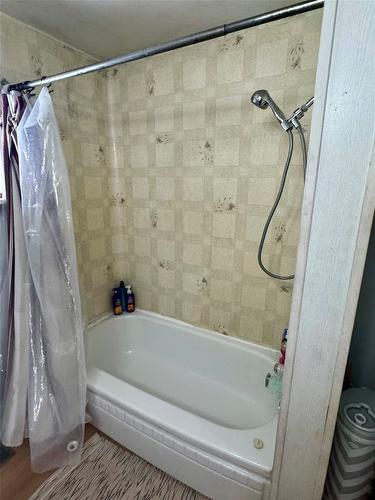 8265 China Valley Road, Falkland, BC - Indoor Photo Showing Bathroom