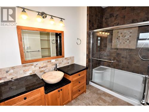585 Nighthawk Avenue, Vernon, BC - Indoor Photo Showing Bathroom
