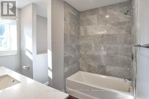 125 Oakwood Drive, Gravenhurst, ON - Indoor Photo Showing Bathroom