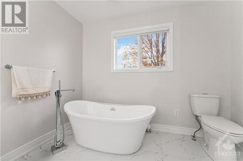 4A Rosetta Avenue, Ottawa, ON - Indoor Photo Showing Bathroom