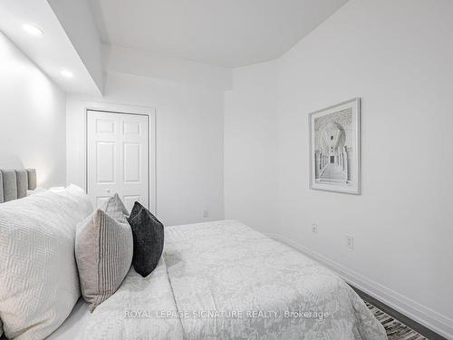 1005-284 Bloor St W, Toronto, ON - Indoor Photo Showing Bedroom