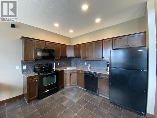 600 Bighorn Boulevard Unit# 633D, Radium Hot Springs, BC - Indoor Photo Showing Kitchen