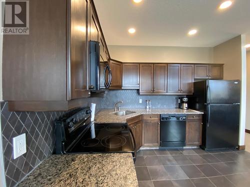 600 Bighorn Boulevard Unit# 633D, Radium Hot Springs, BC - Indoor Photo Showing Kitchen