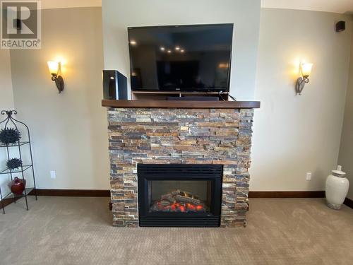 600 Bighorn Boulevard Unit# 633D, Radium Hot Springs, BC - Indoor Photo Showing Living Room With Fireplace