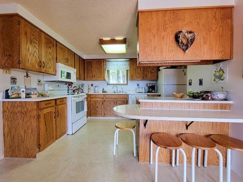 5041 Hewitt Road, Edgewater, BC - Indoor Photo Showing Kitchen