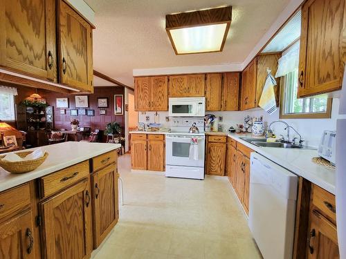 5041 Hewitt Road, Edgewater, BC - Indoor Photo Showing Kitchen With Double Sink