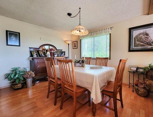 5041 Hewitt Road, Edgewater, BC - Indoor Photo Showing Dining Room
