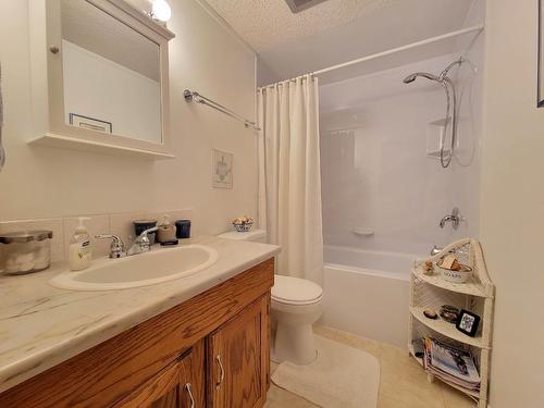 5041 Hewitt Road, Edgewater, BC - Indoor Photo Showing Bathroom