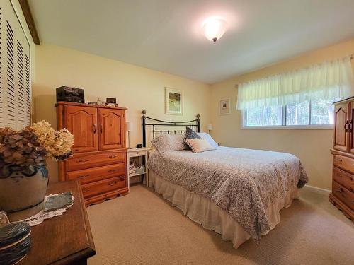 5041 Hewitt Road, Edgewater, BC - Indoor Photo Showing Bedroom