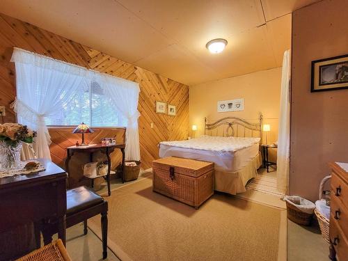 5041 Hewitt Road, Edgewater, BC - Indoor Photo Showing Bedroom