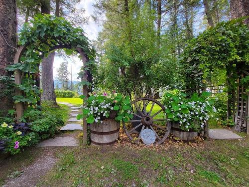 5041 Hewitt Road, Edgewater, BC - Outdoor