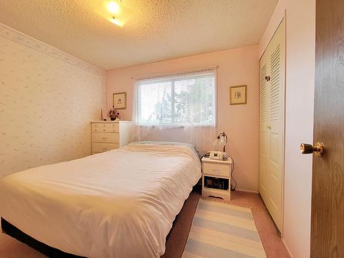 5041 Hewitt Road, Edgewater, BC - Indoor Photo Showing Bedroom