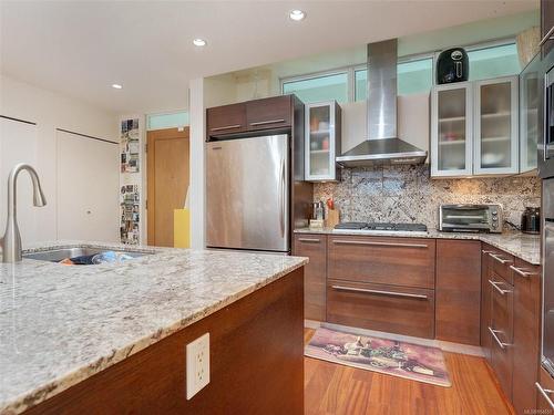 102-66 Songhees Rd, Victoria, BC - Indoor Photo Showing Kitchen With Double Sink