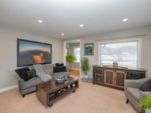 6060 Pleasant Valley Road, Vernon, BC - Indoor Photo Showing Living Room
