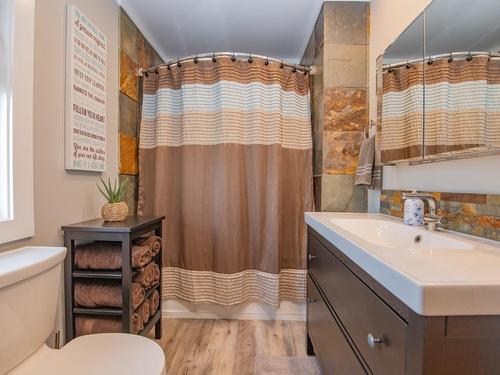 6060 Pleasant Valley Road, Vernon, BC - Indoor Photo Showing Bathroom