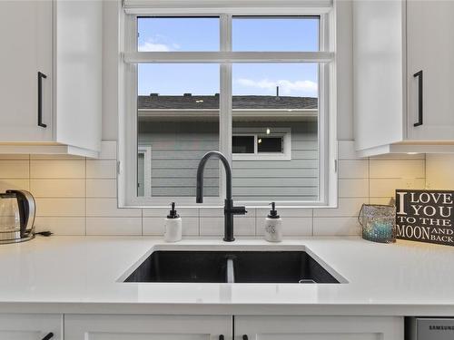 597 Nighthawk Avenue, Vernon, BC - Indoor Photo Showing Kitchen With Double Sink