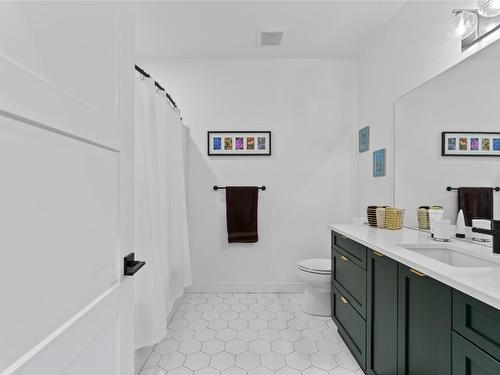 597 Nighthawk Avenue, Vernon, BC - Indoor Photo Showing Bathroom