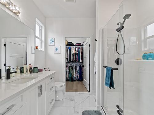 597 Nighthawk Avenue, Vernon, BC - Indoor Photo Showing Bathroom