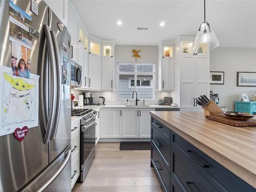 597 Nighthawk Avenue, Vernon, BC - Indoor Photo Showing Kitchen With Upgraded Kitchen