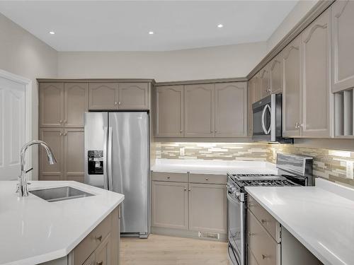 1634 Vineyard Drive, West Kelowna, BC - Indoor Photo Showing Kitchen With Double Sink With Upgraded Kitchen