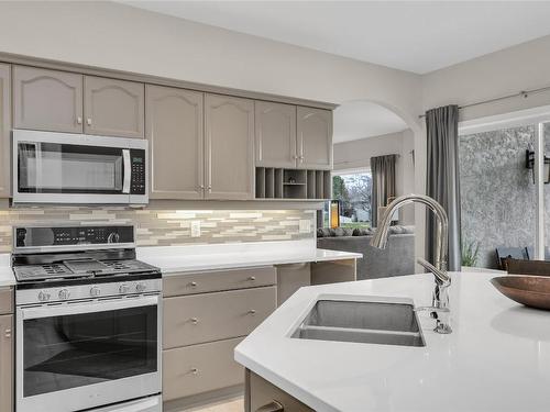 1634 Vineyard Drive, West Kelowna, BC - Indoor Photo Showing Kitchen With Double Sink