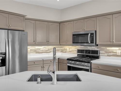 1634 Vineyard Drive, West Kelowna, BC - Indoor Photo Showing Kitchen With Double Sink