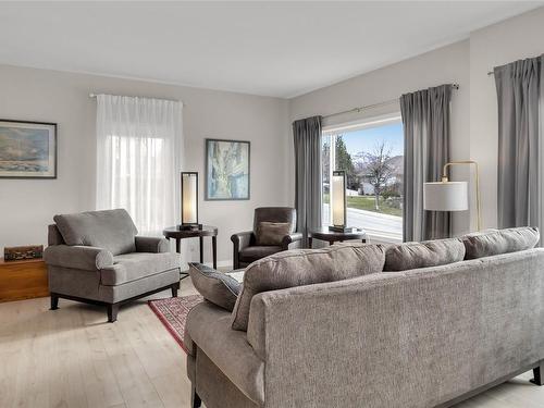 1634 Vineyard Drive, West Kelowna, BC - Indoor Photo Showing Living Room