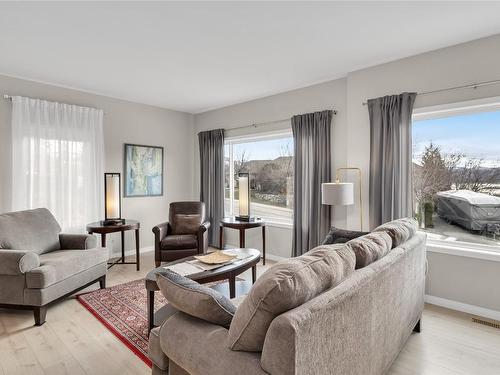 1634 Vineyard Drive, West Kelowna, BC - Indoor Photo Showing Living Room