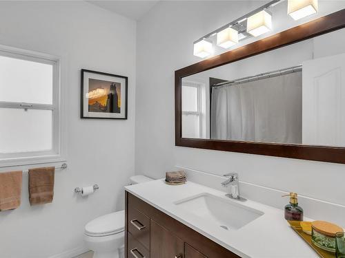 1634 Vineyard Drive, West Kelowna, BC - Indoor Photo Showing Bathroom