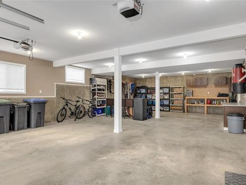 1634 Vineyard Drive, West Kelowna, BC - Indoor Photo Showing Garage