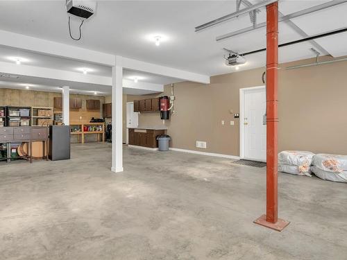 1634 Vineyard Drive, West Kelowna, BC - Indoor Photo Showing Garage