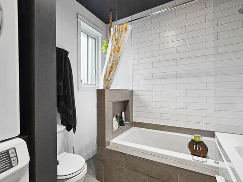 Bathroom - 5808A Av. Des Érables, Montréal (Rosemont/La Petite-Patrie), QC - Indoor Photo Showing Bathroom