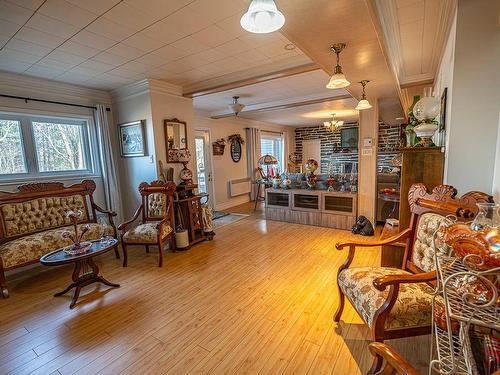 Salle familiale - 63 Boul. Coakley, Val-Des-Sources, QC - Indoor