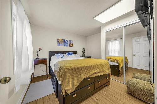 19 Railway Street, Hamilton, ON - Indoor Photo Showing Bedroom