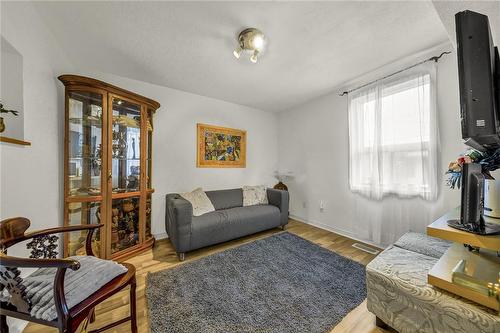 19 Railway Street, Hamilton, ON - Indoor Photo Showing Living Room