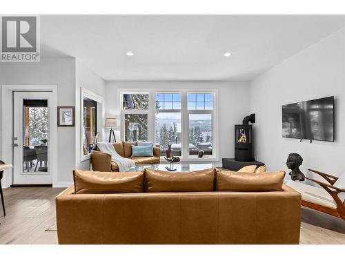 7756 Columbia Drive, Anglemont, BC - Indoor Photo Showing Living Room