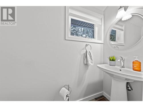 7756 Columbia Drive, Anglemont, BC - Indoor Photo Showing Bathroom