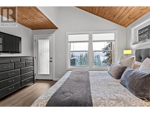 7756 Columbia Drive, Anglemont, BC - Indoor Photo Showing Other Room