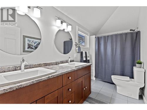7756 Columbia Drive, Anglemont, BC - Indoor Photo Showing Bathroom