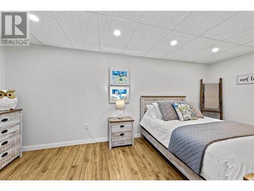 7756 Columbia Drive, Anglemont, BC - Indoor Photo Showing Bedroom