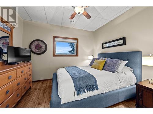 7756 Columbia Drive, Anglemont, BC - Indoor Photo Showing Bedroom