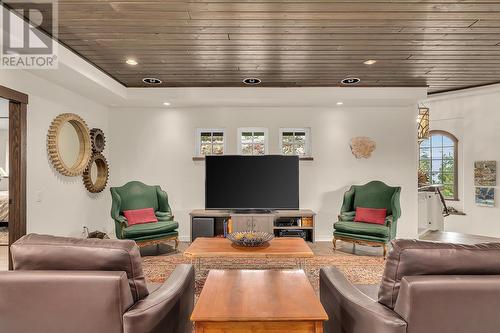 127 Skyland Drive, Kelowna, BC - Indoor Photo Showing Living Room