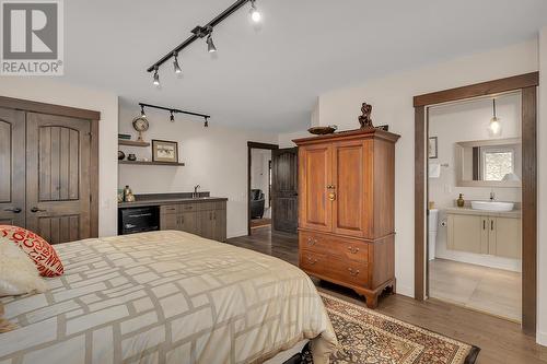127 Skyland Drive, Kelowna, BC - Indoor Photo Showing Bedroom