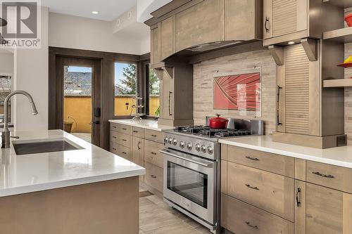 127 Skyland Drive, Kelowna, BC - Indoor Photo Showing Kitchen