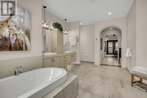 127 Skyland Drive, Kelowna, BC - Indoor Photo Showing Bathroom