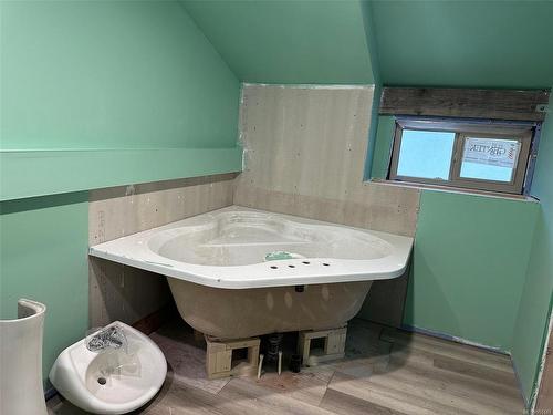 1230 Cappon Lane, Gabriola Island, BC - Indoor Photo Showing Bathroom