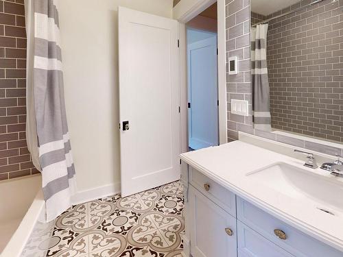 615 Prideaux St, Nanaimo, BC - Indoor Photo Showing Bathroom