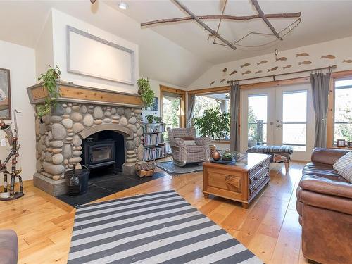 1860 Ashling Rd, Qualicum Beach, BC - Indoor Photo Showing Living Room With Fireplace