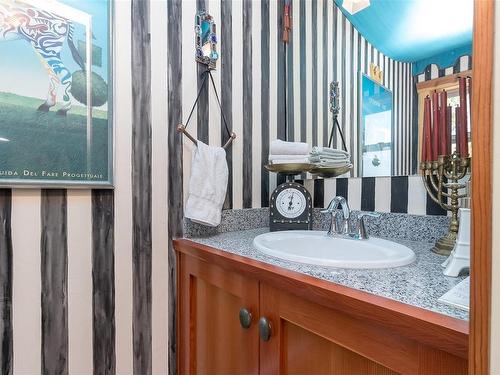 1860 Ashling Rd, Qualicum Beach, BC - Indoor Photo Showing Bathroom